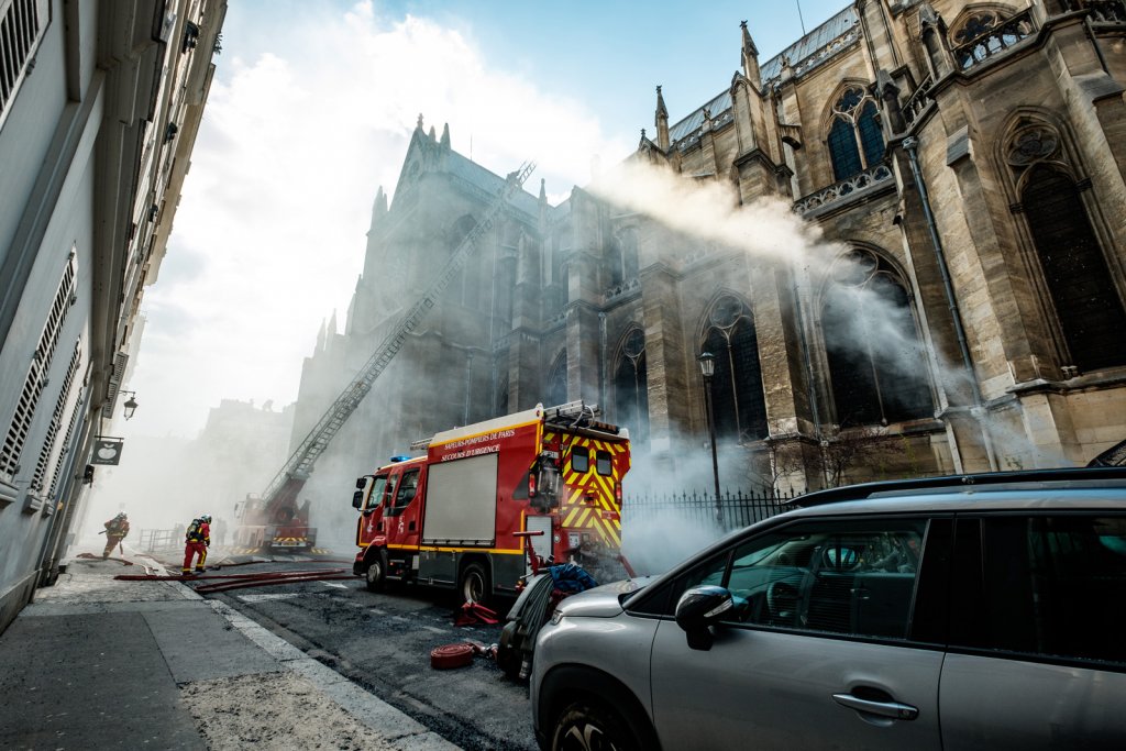 “Notre-Dame brûle”, le film puissant de Jean-Jacques Annaud