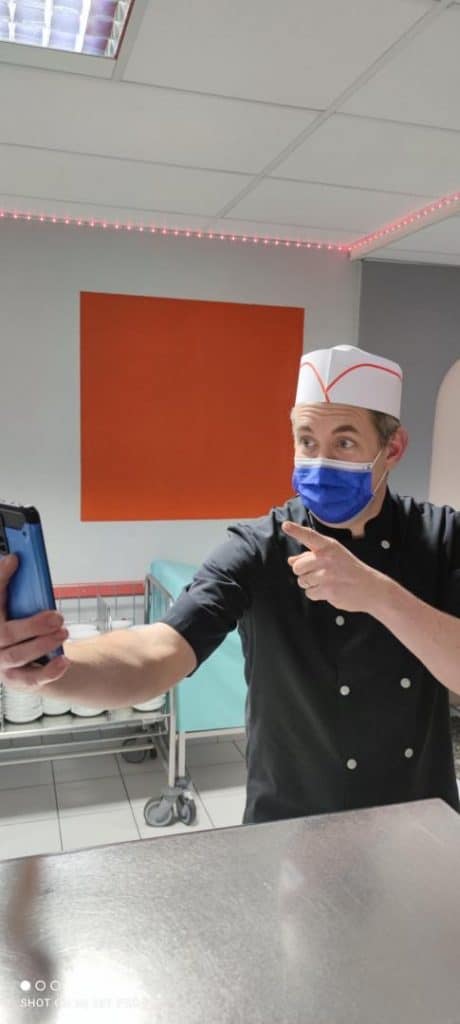 “Le cantinier”, un cuisinier scolaire devenu star des réseaux sociaux