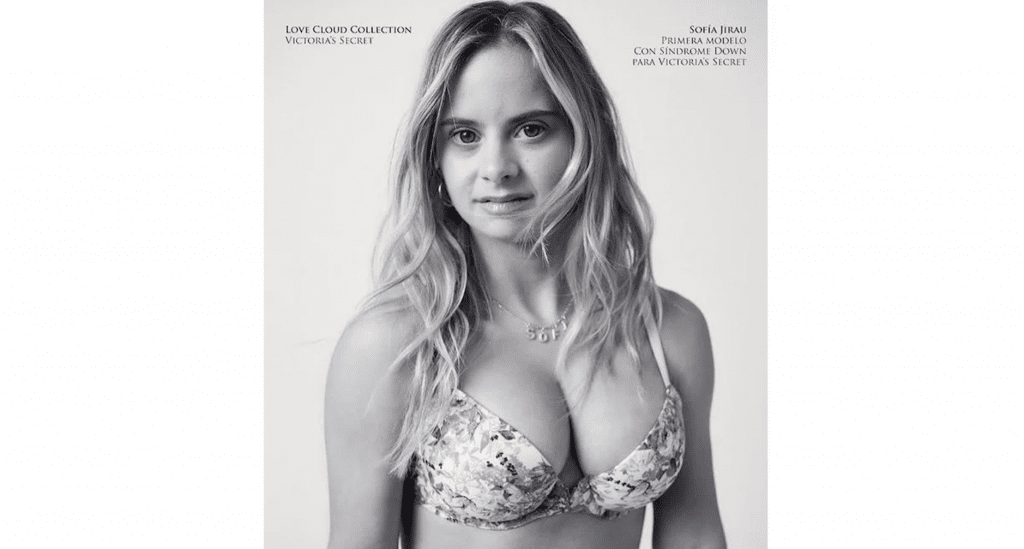 Atteinte de trisomie 21, elle devient l’égérie de Victoria’s Secret