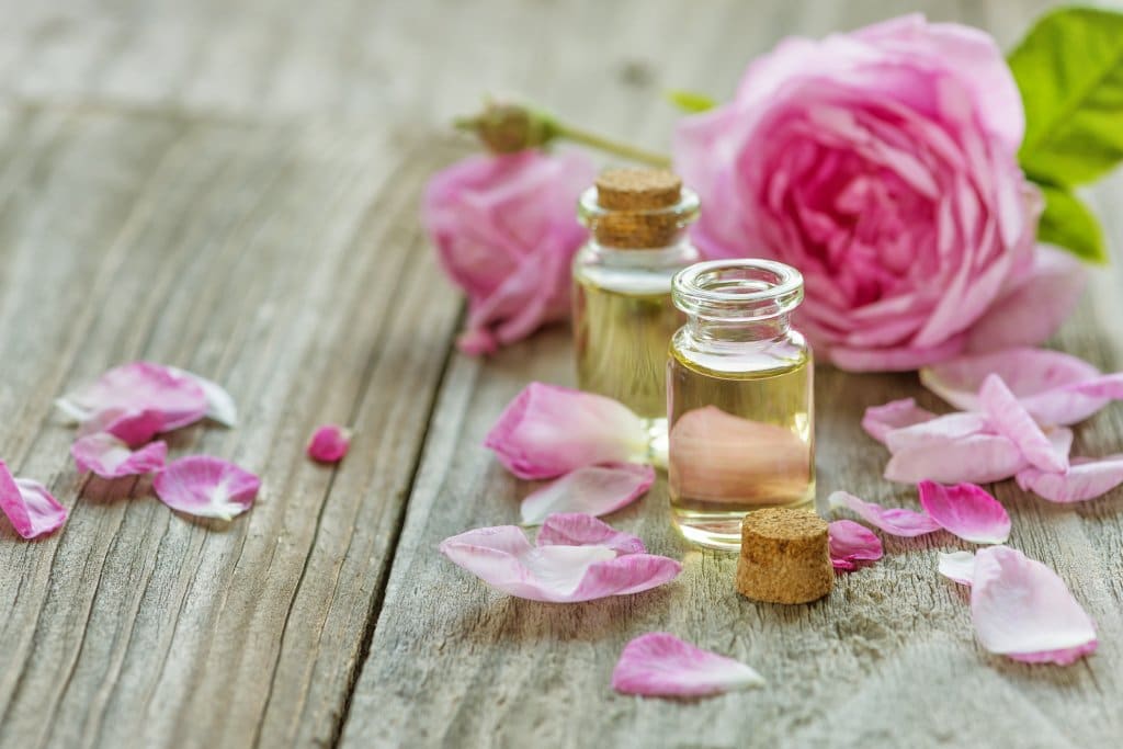 Huiles essentielles : la rose, bien plus qu’une simple odeur