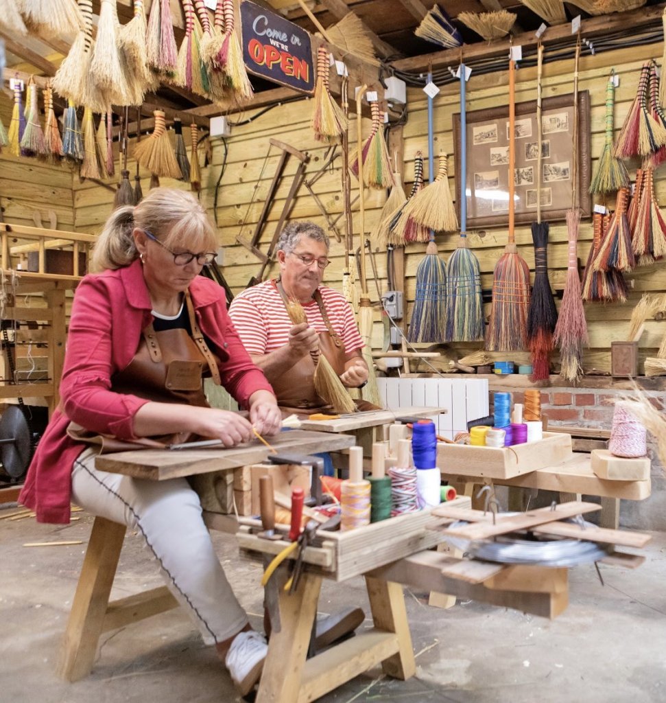 Ils ont tout quitté pour fabriquer des balais
