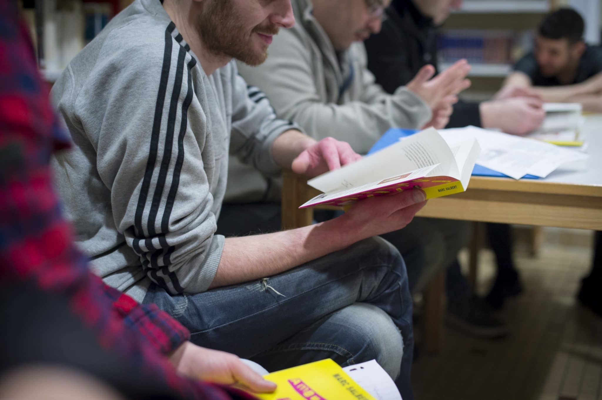 «Lire pour en sortir» :favoriser la réinsertion des détenus à travers la lecture