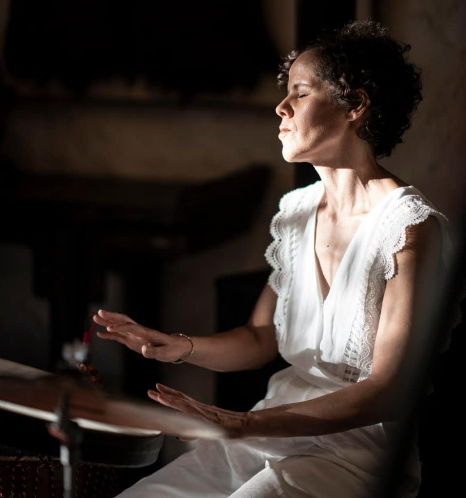 Musique : Malika Abbes, la percussionniste qui calme Parkinson