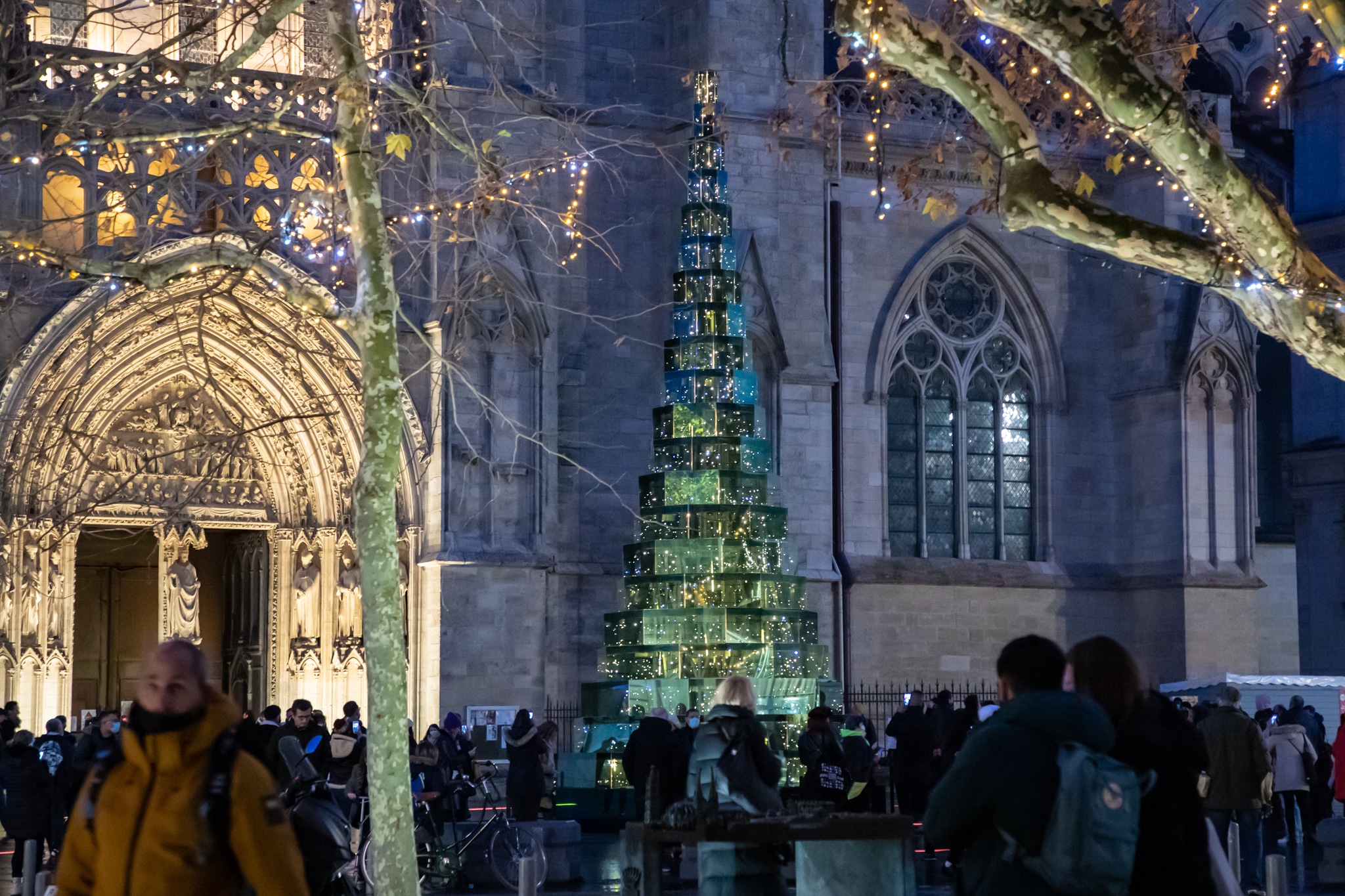 Bordeaux : la municipalité opte pour un sapin de Noël en verre recyclé