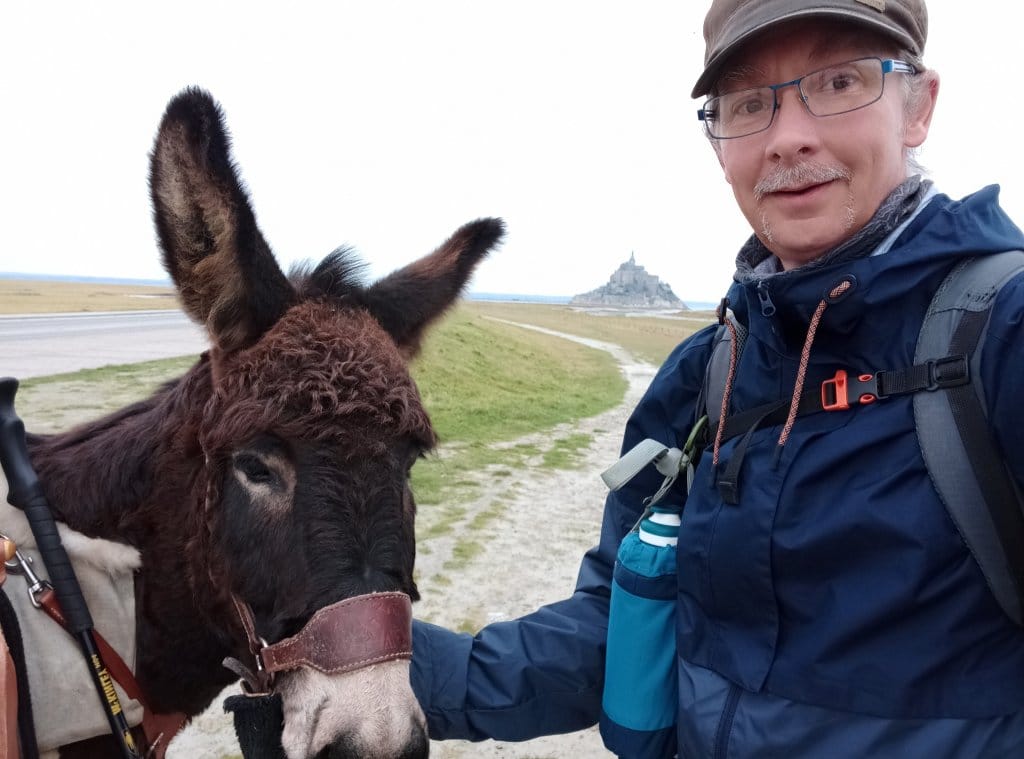 Il nettoie les chemins de France avec son âne