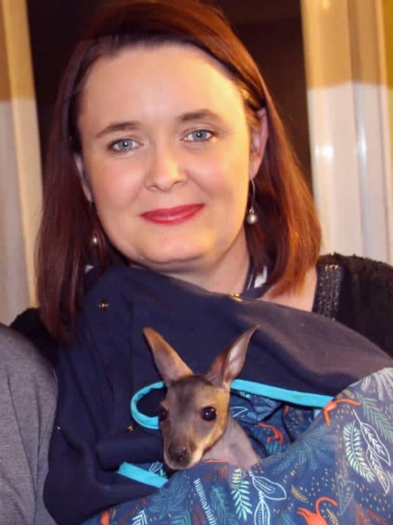 Elle sauve un bébé wallaby en le portant nuit et jour contre elle