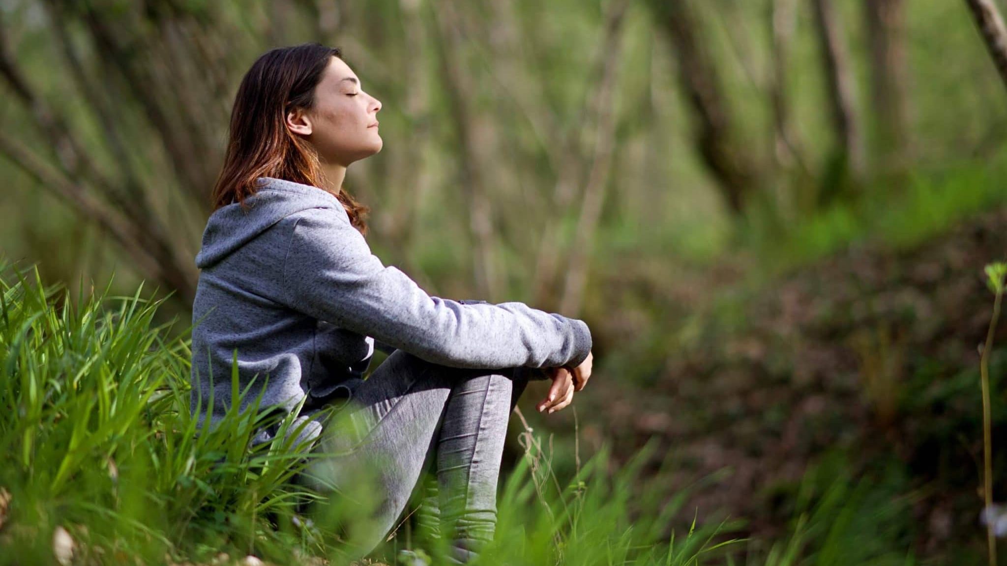 Bien-être femme en méditation - détente zen repos portrait - nature
