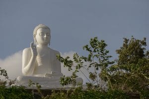 La statue du Bouddah sur le site de Mihintale à Anuradhapura au Sri-Lanka