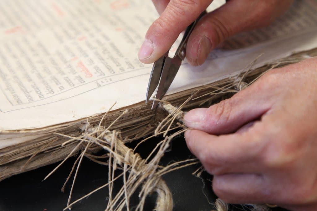 Insolite : à Avignon, rencontre avec Yohana, relieuse d’art