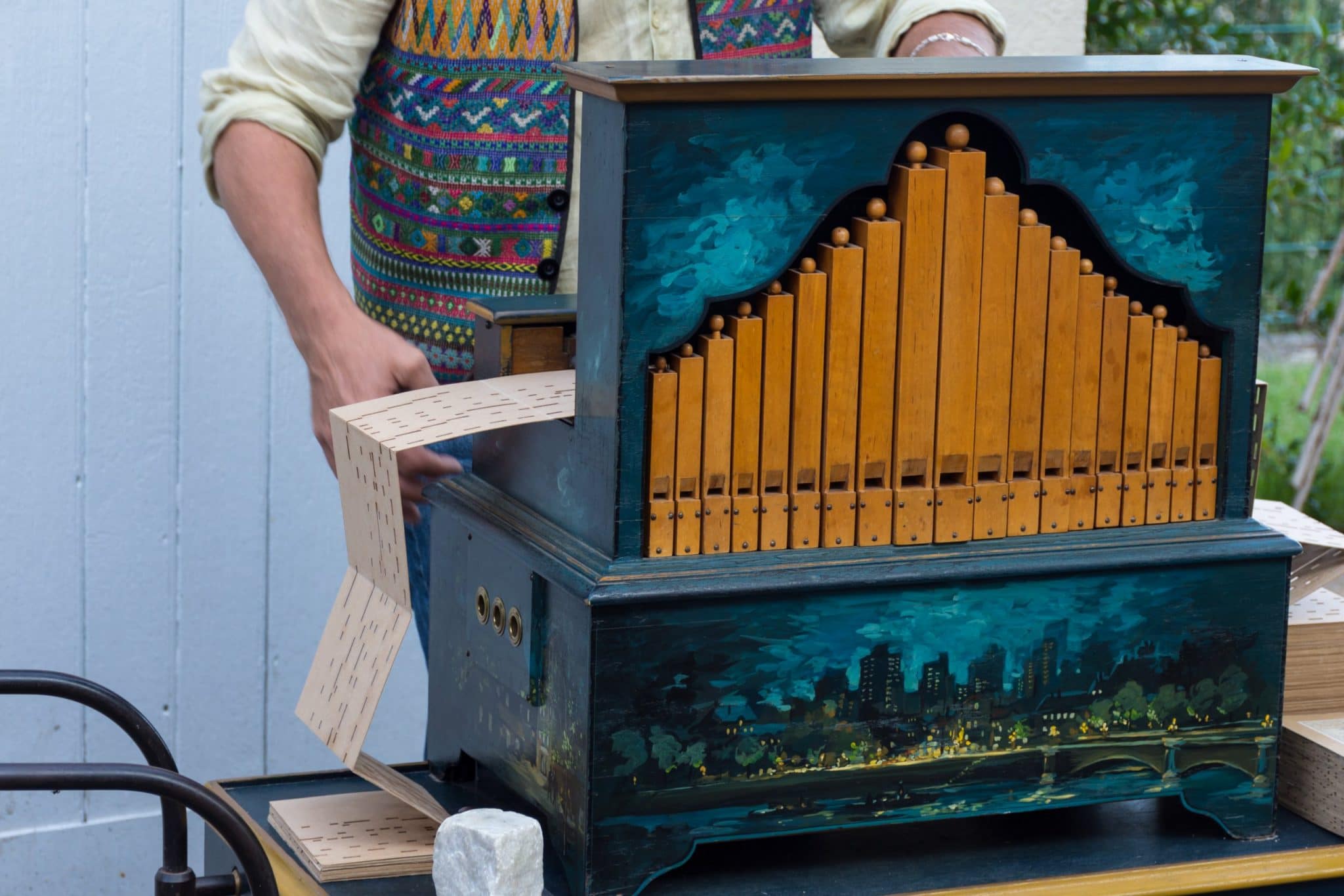 Découvrez l’atelier d’Antoine qui fabrique des cartons perforés pour les orgues