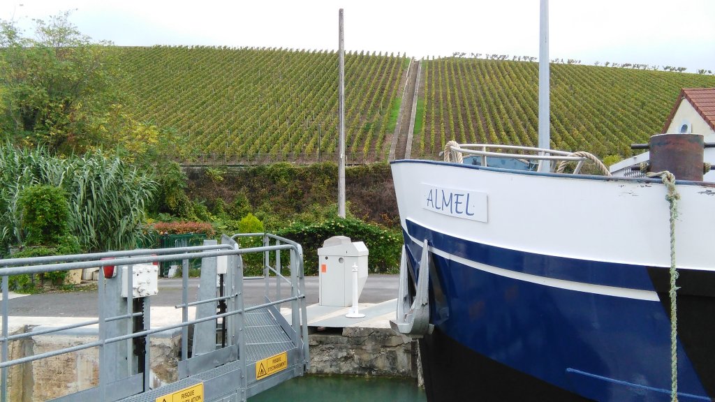 Entre Paris et Dijon, un resto péniche sillonne les fleuves pour acheter son vin