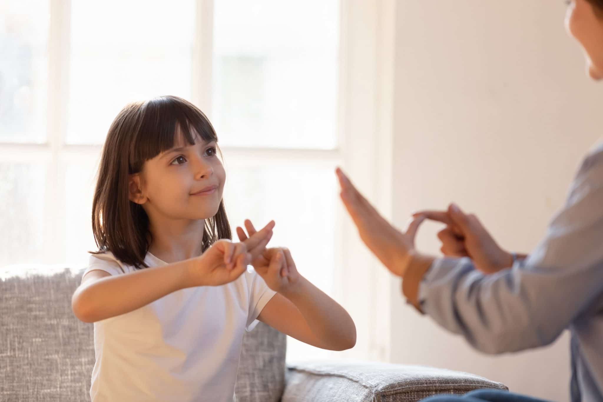 Apprendre les gestes aux enfants pour leur permettre de communiquer