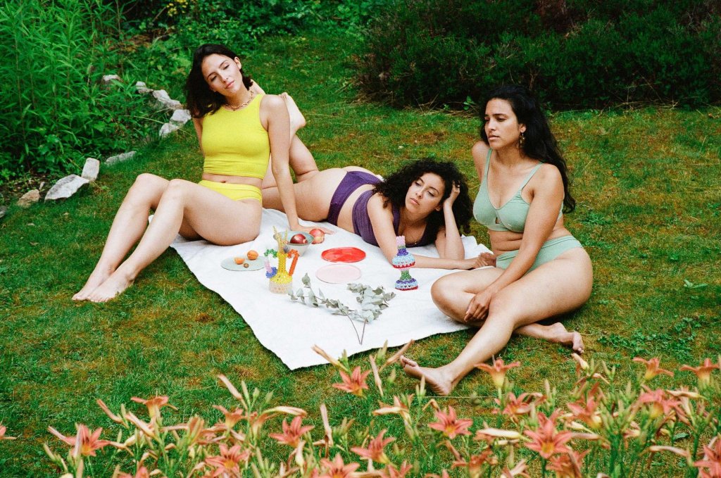 Bombo colore vos dessous avec des plantes et des déchets alimentaires