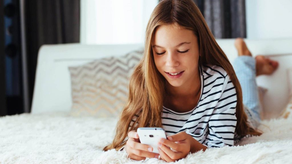 Une adolescente sur les réseaux sociaux.