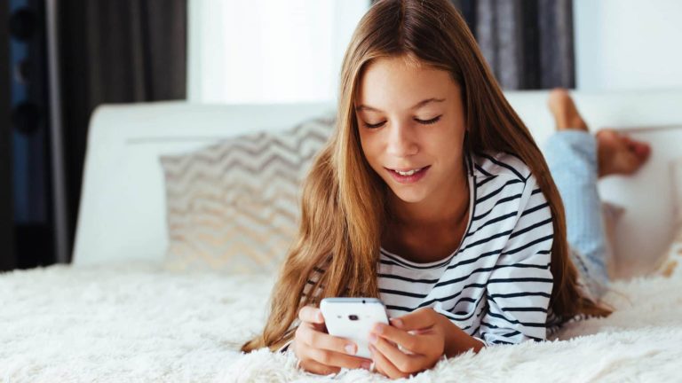 Une adolescente sur les réseaux sociaux.