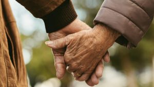 mains personnes âgées