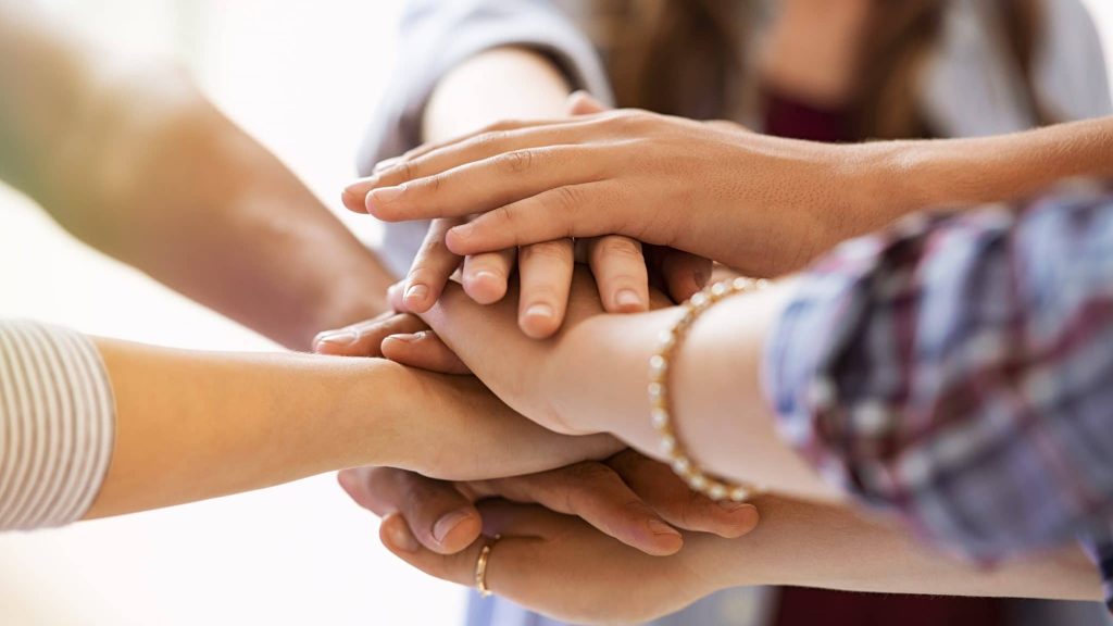 Il organise des discussions entre les trois religions monothéistes