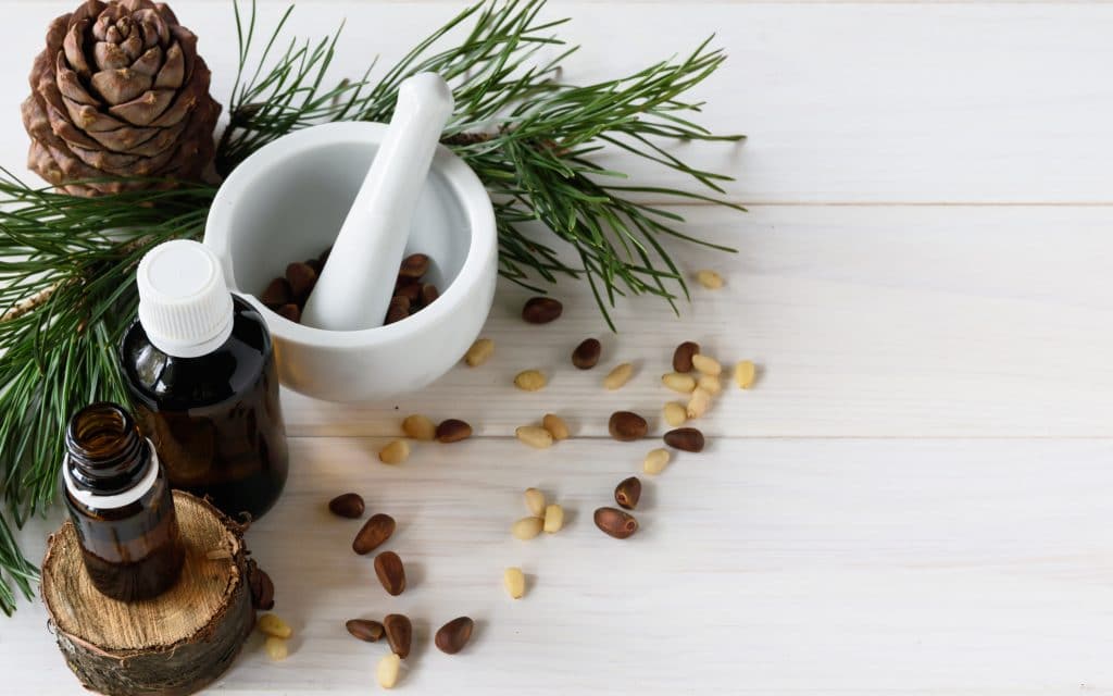 Huiles essentielles : le cèdre, redoutable face aux problèmes de peau