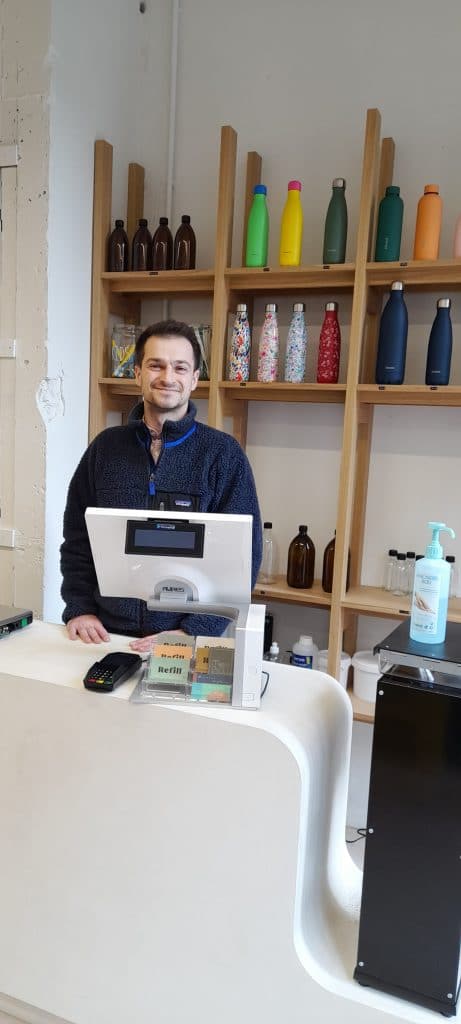 Paris : derrière son comptoir, Louis s’épanouit enfin