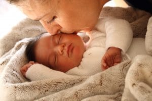bébé Maman naissance tendresse bisous calin