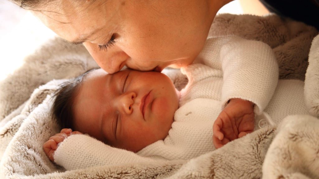 Parentalité : comment aider bébé à faire ses siestes ?