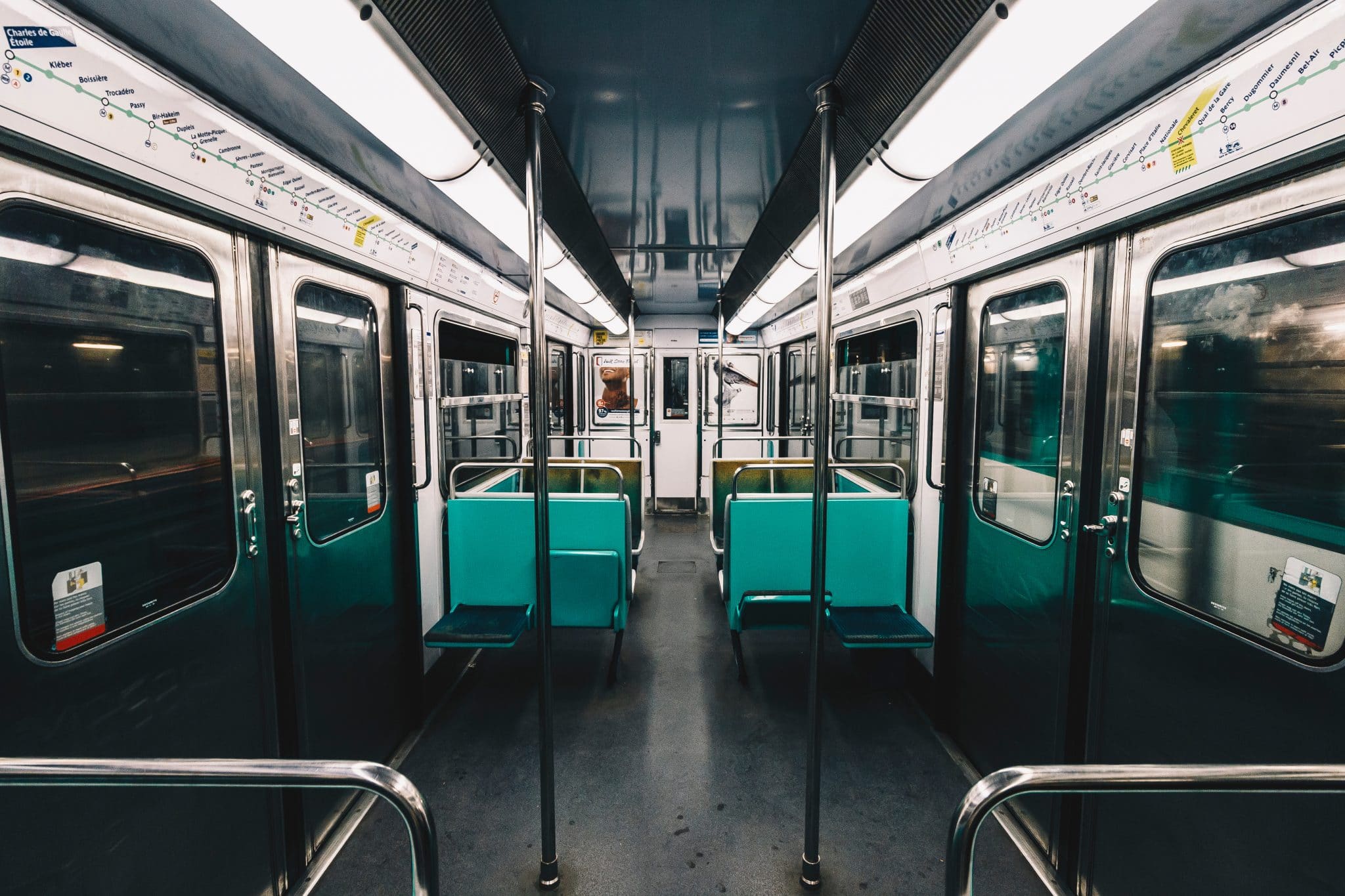 Poésie : une invitation au voyage dans le métro parisien