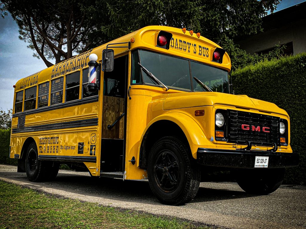 Côte d’Azur : se faire couper les cheveux dans un school bus américain