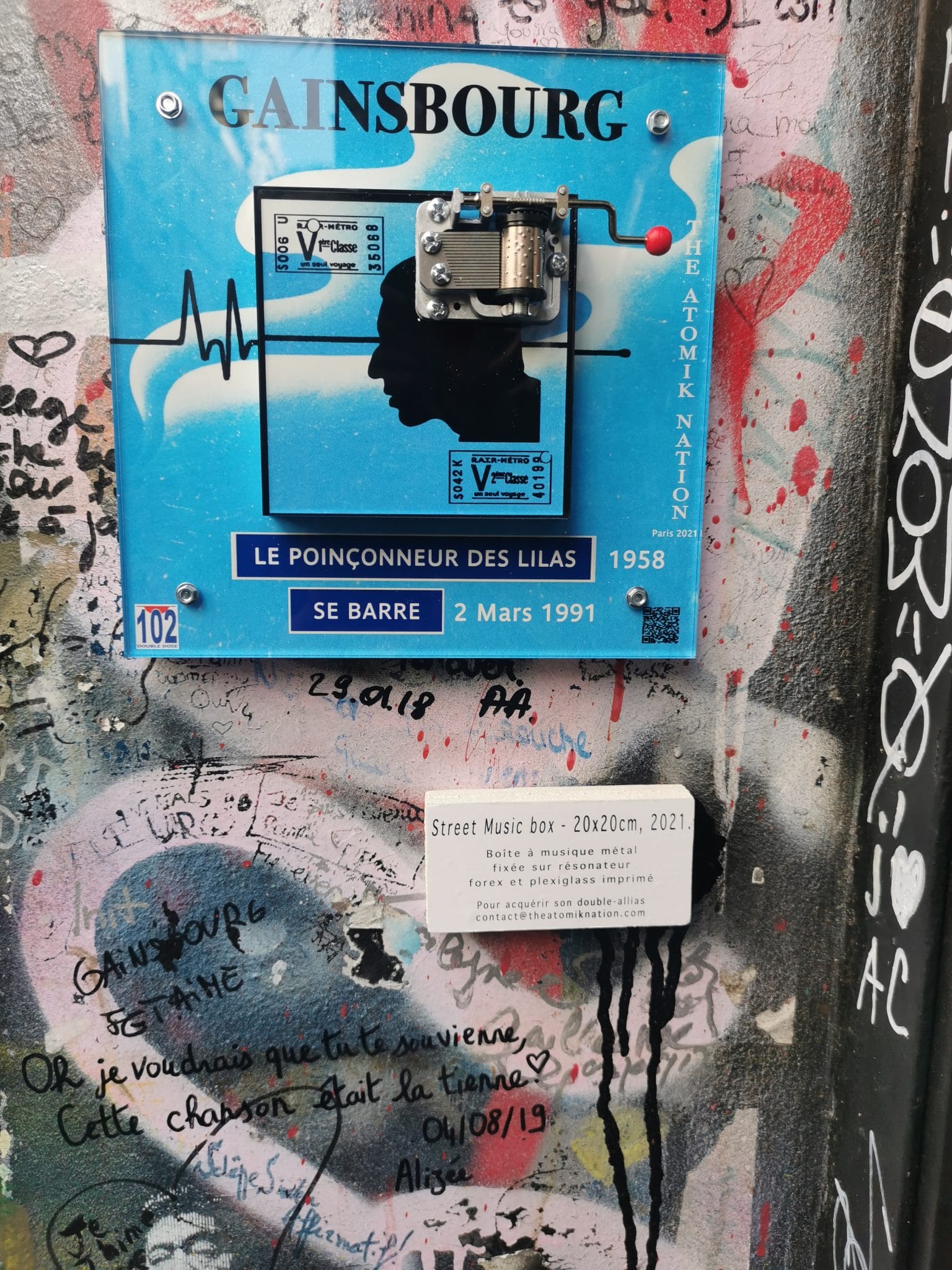 Paris : des artistes collent des boîtes à musique dans les rues