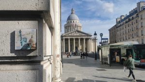 Paris : des artistes collent des boites à musique dans les rues