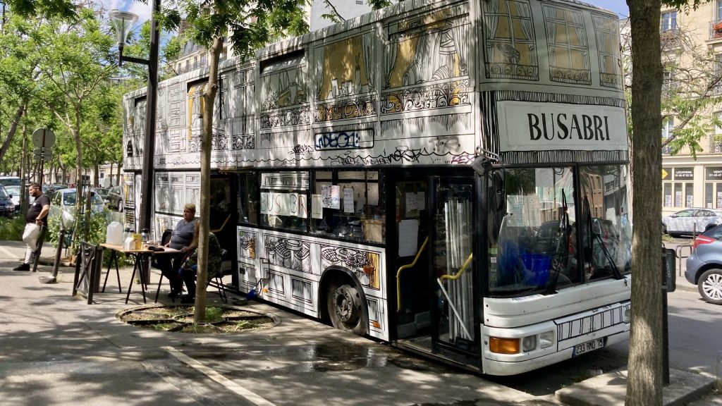 Paris : le Busabris, un lieu de convivialité pour les personnes sans domicile