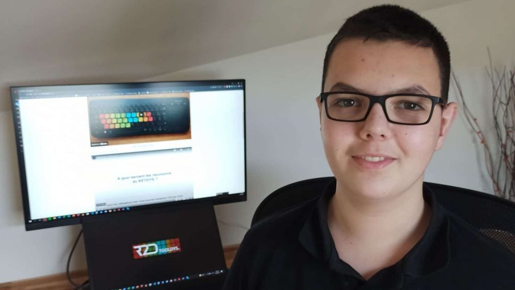 Bretagne : un adolescent invente un clavier pour aider les élèves DYS