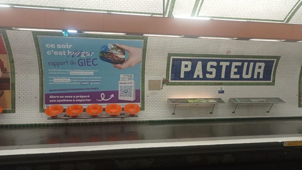 Paris : un collectif étudiant affiche le rapport du Giec dans le métro