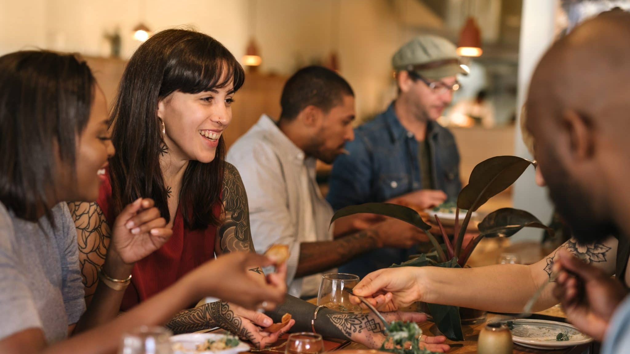 Un groupe au restaurant, dans la bonne humeur