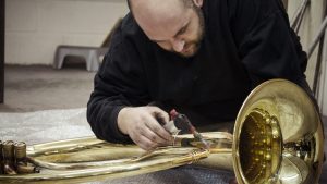 Alsace : il créer, fabrique et répare des instruments à cuivres
