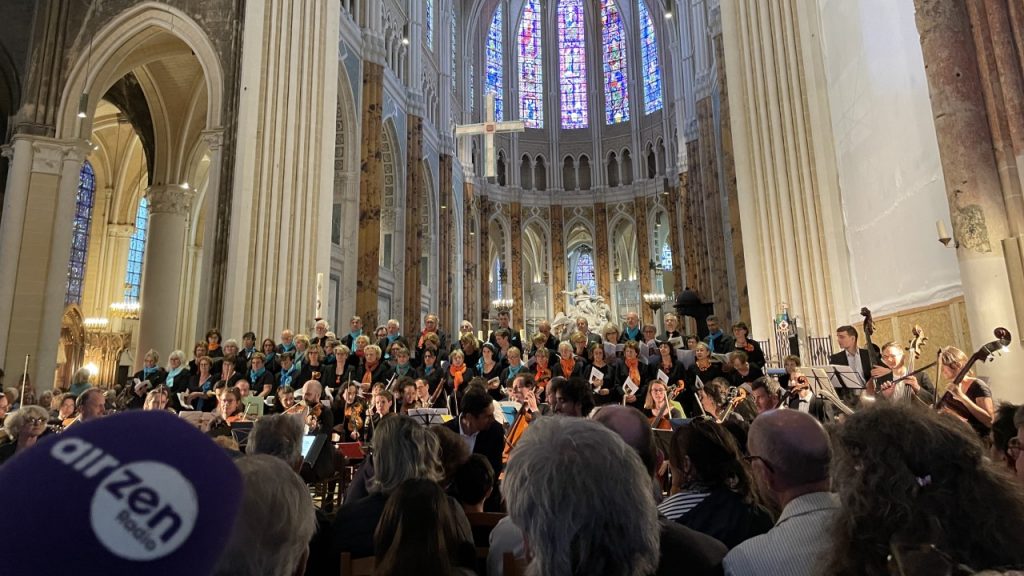 Deux chœurs chantent le “Requiem” à la cathédrale de Chartres 