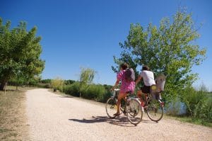 Cyclistes le long d'un lac