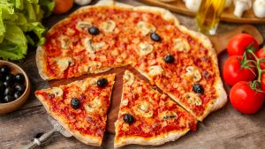 pizza fait maison tomate champignon olive noires et jambon 3
