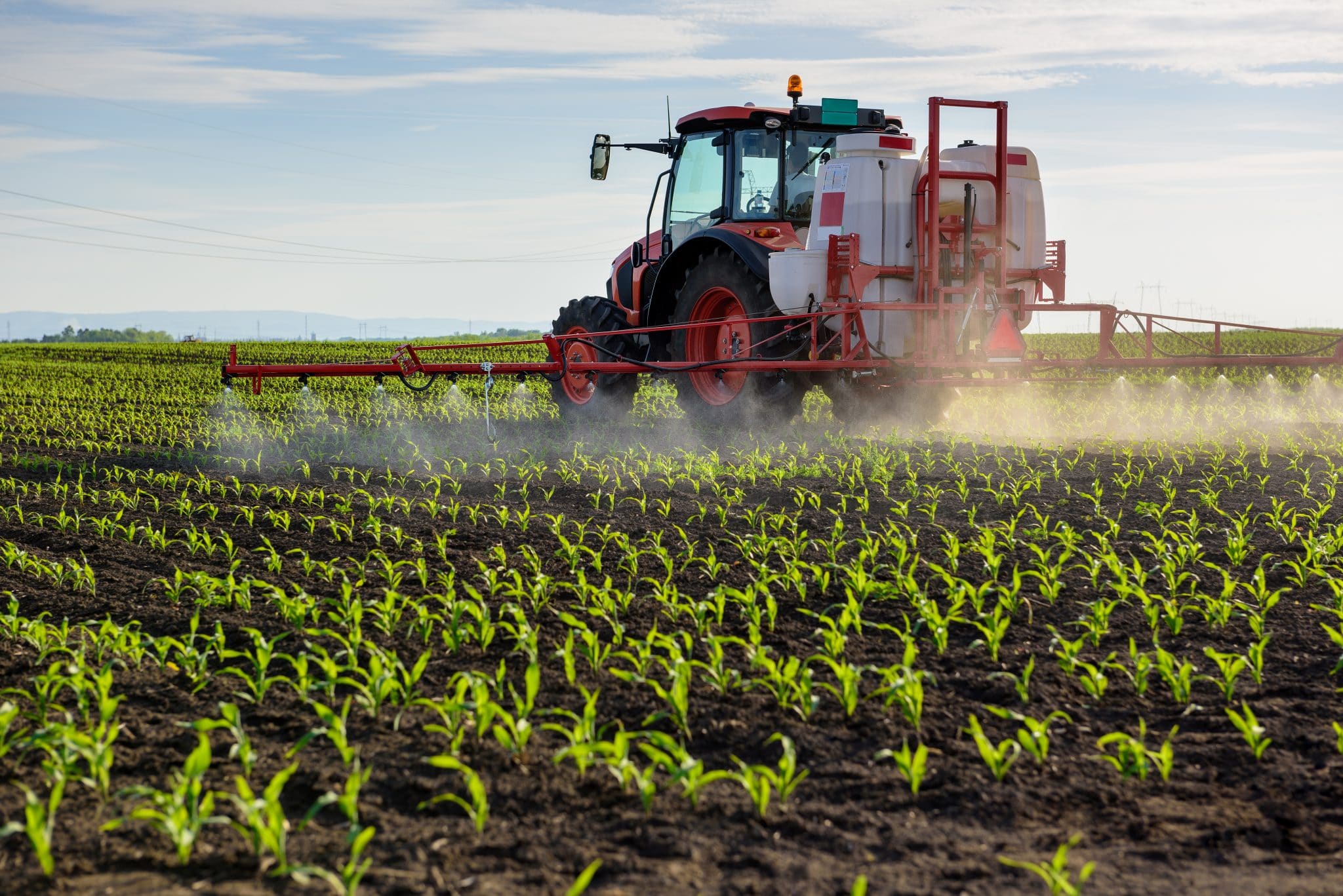 Tracteur épendant des pesticides (marritch / Adobe Stock)