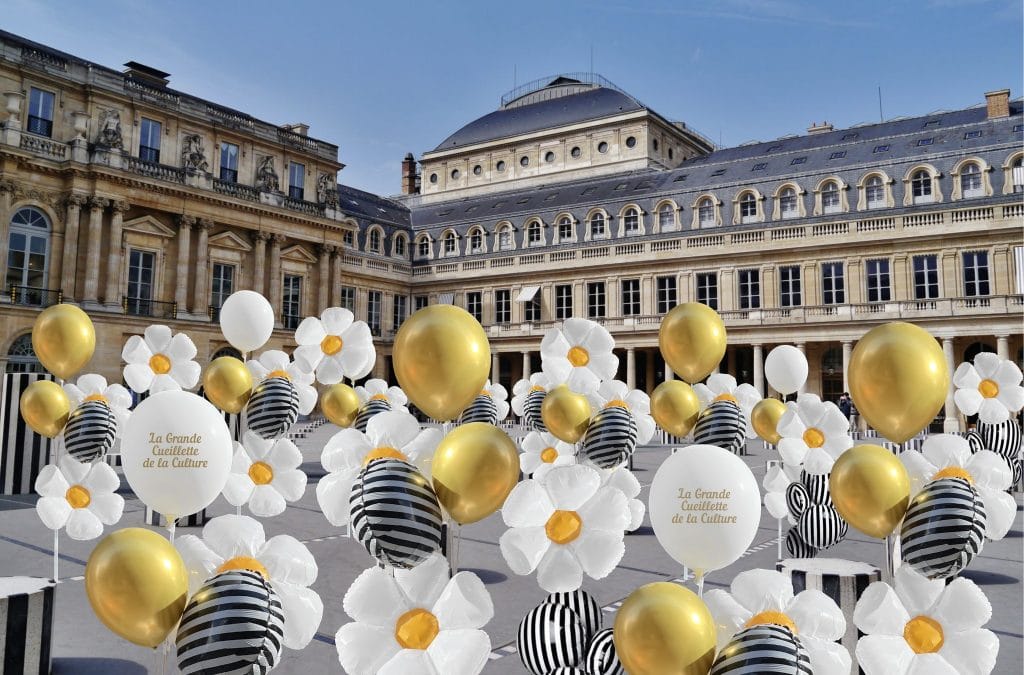 Paris : 3000 ballons remplis de cadeaux gratuits Place du Palais
