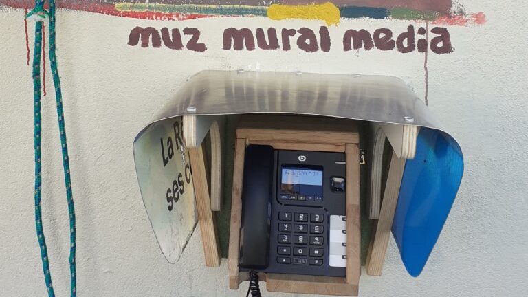 Première mondiale : des cabines téléphoniques réinstallées à Grenoble