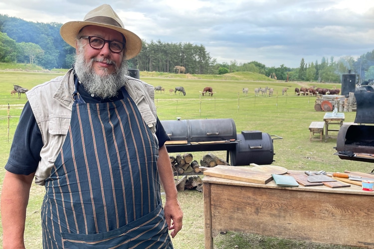 Kobus Botha, maître du feu et du braai au zoo de Thoiry