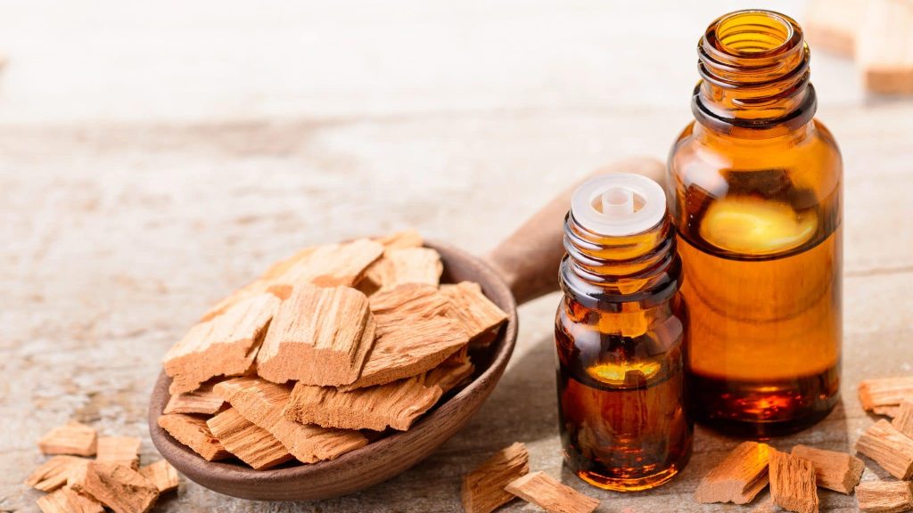 Huiles essentielles : le santal, un bois onéreux mais apaisant