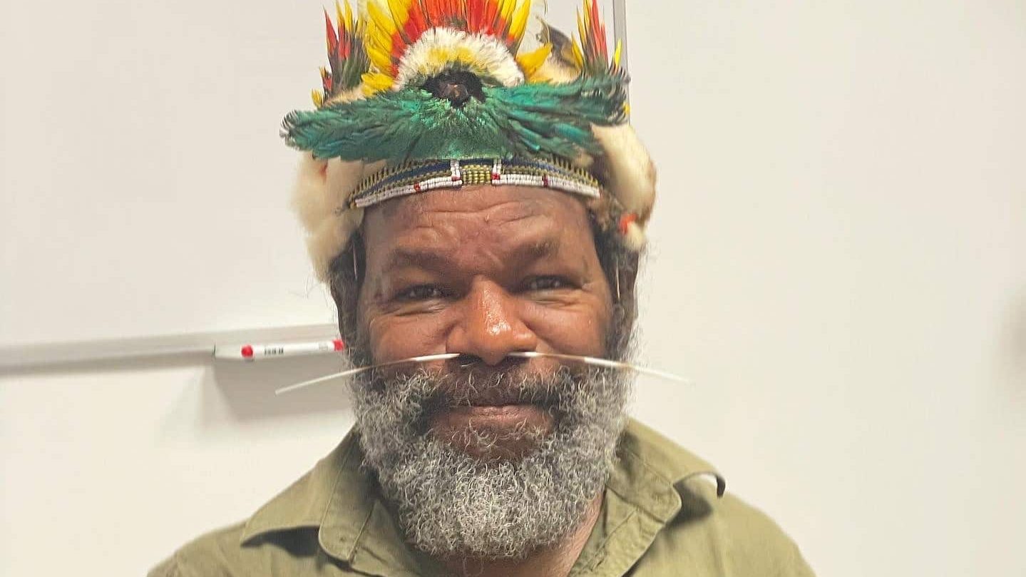 Papouasie : ateliers sur les parures des tribus avec Mundiya Kepanga