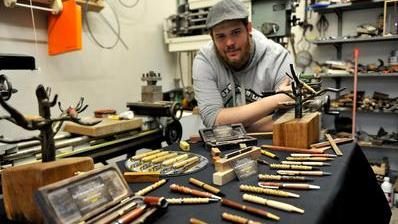 Aurélien, artisan passionné par le bois, fabrique des stylos écolos