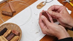 femme fabriquant des bijoux artisanaux