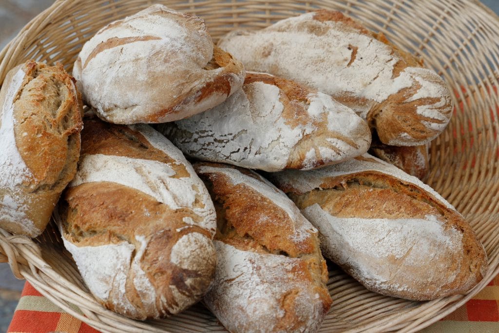 Il transforme le pain invendu des boulangeries en gâteaux apéro 