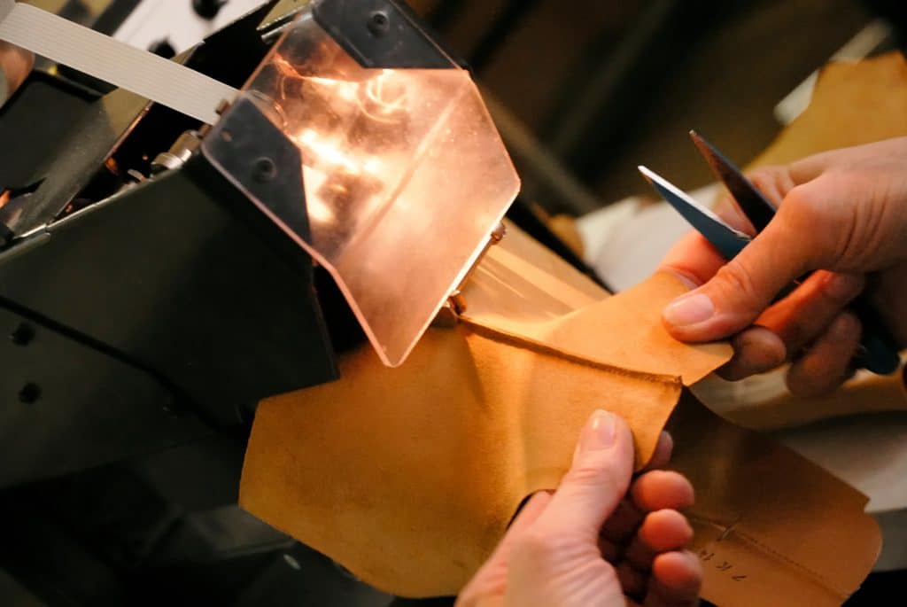 Un artisan recrée des objets en cuir d’une autre époque