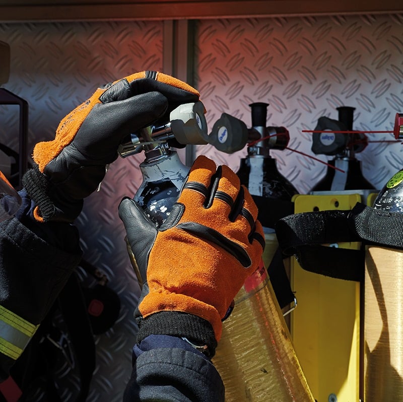 Dans l'Ain, ils fabriquent les gants de la plupart des pompiers