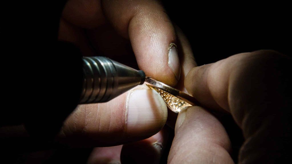 Paris : elle crée de la joaillerie écoresponsable et créative