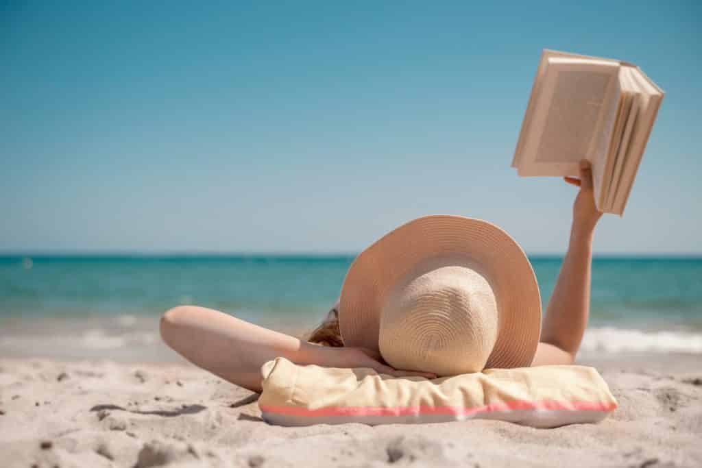 Livre : la collection À la plage installe la science dans un transat